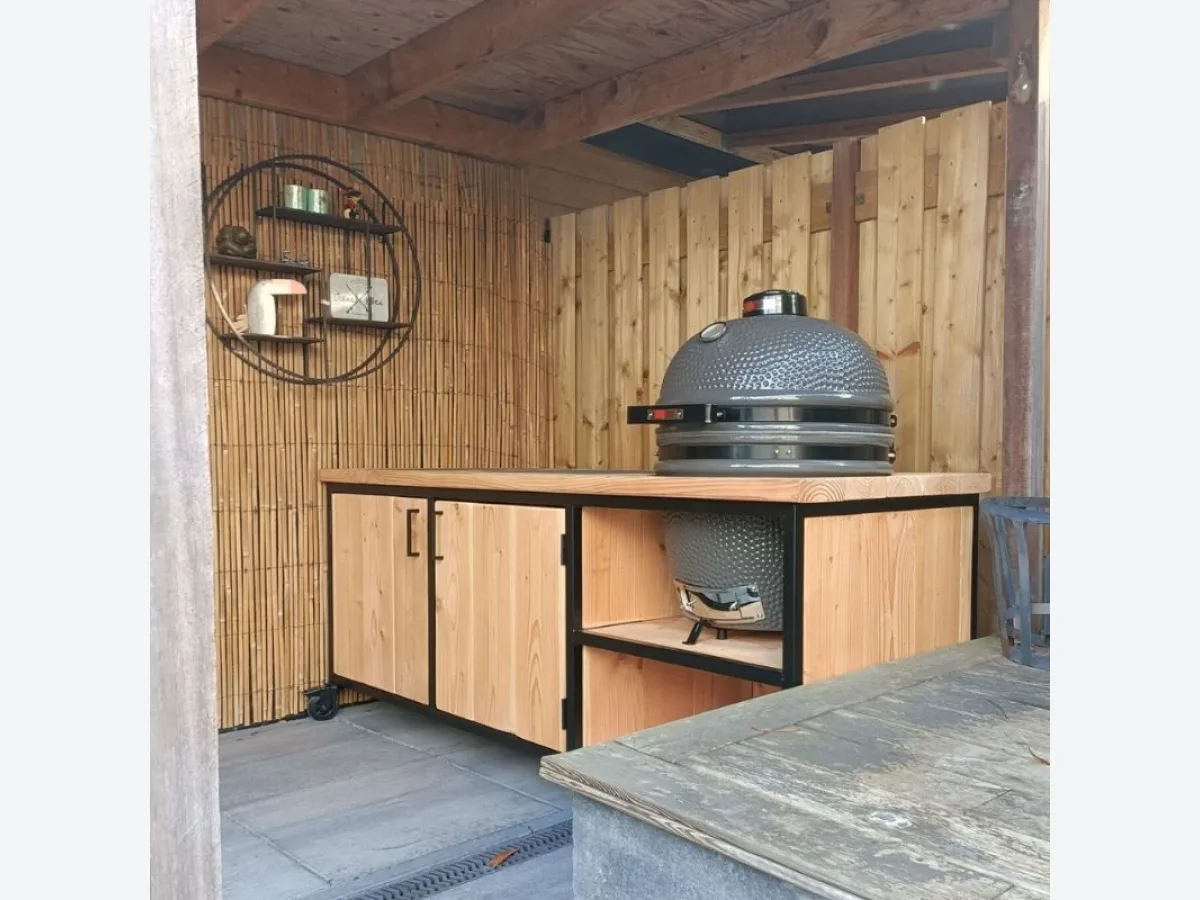 Barts Meubelen Douglas buitenkeuken Roosendaal, Douglas buitenkeuken Roosendaal met Grill Guru Large kamado onder een overkapping, gezien vanaf de rechterzijde