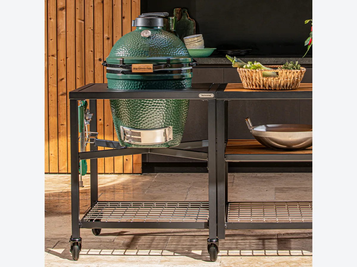Big Green Egg Modular EGG Workspace, EGG Frame met Big Green Egg en Expansion Frame met houten blad en mand met groente voor een houten gevel
