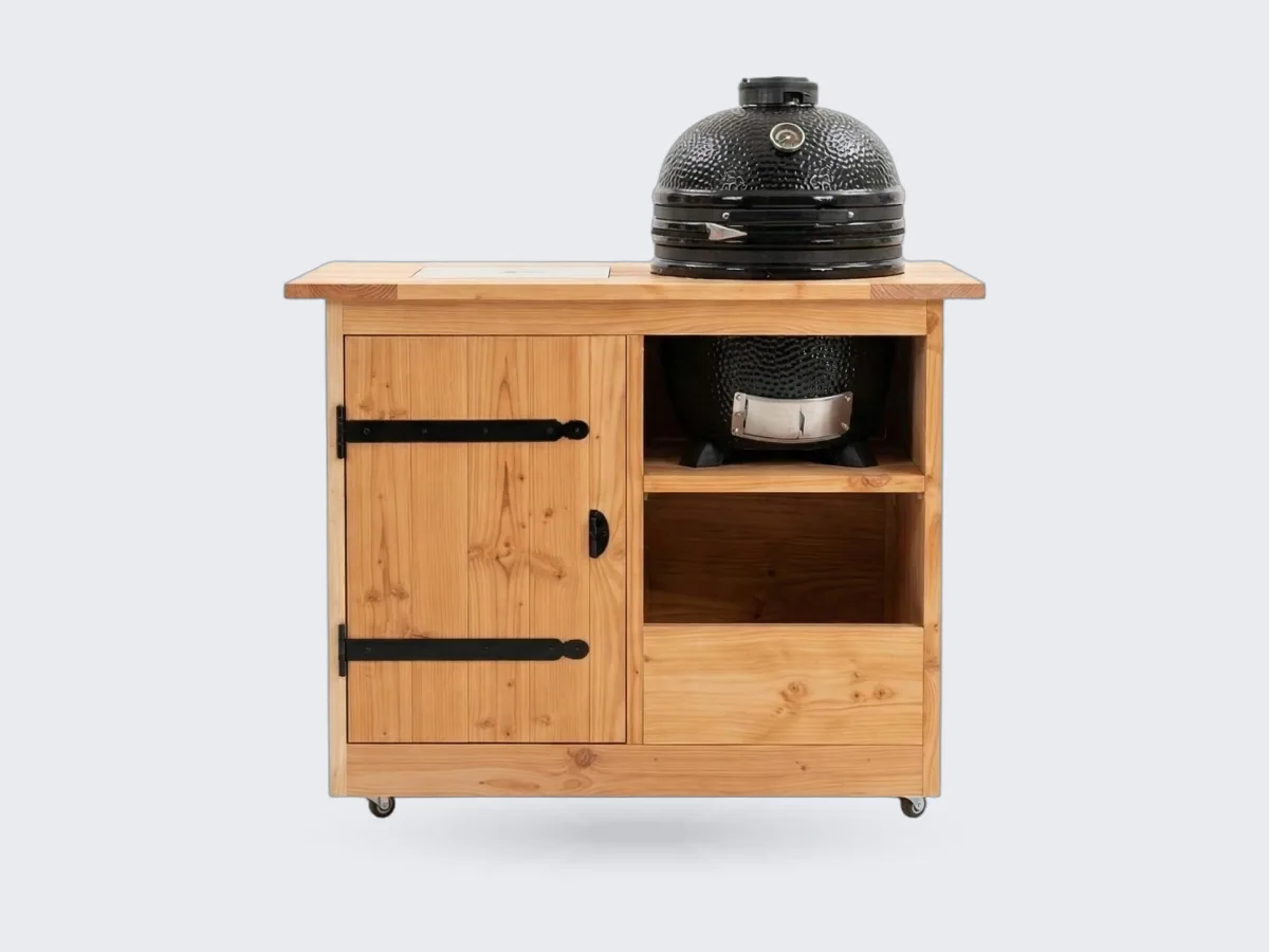 Buitenkeukendeal Athene, Buitenkeuken Athene van douglas hout met 18 inch kamado, recht van voren op een witte achtergrond