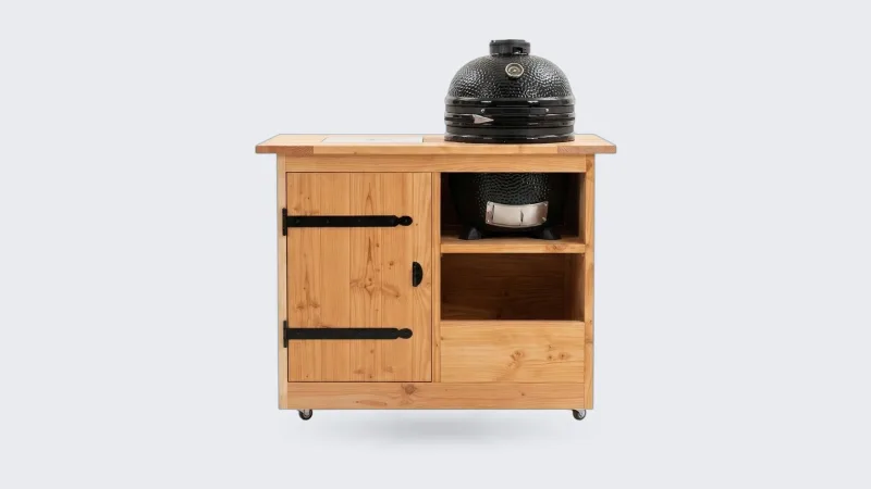 Buitenkeukendeal Athene, Buitenkeuken Athene van douglas hout met 18 inch kamado, recht van voren op een witte achtergrond