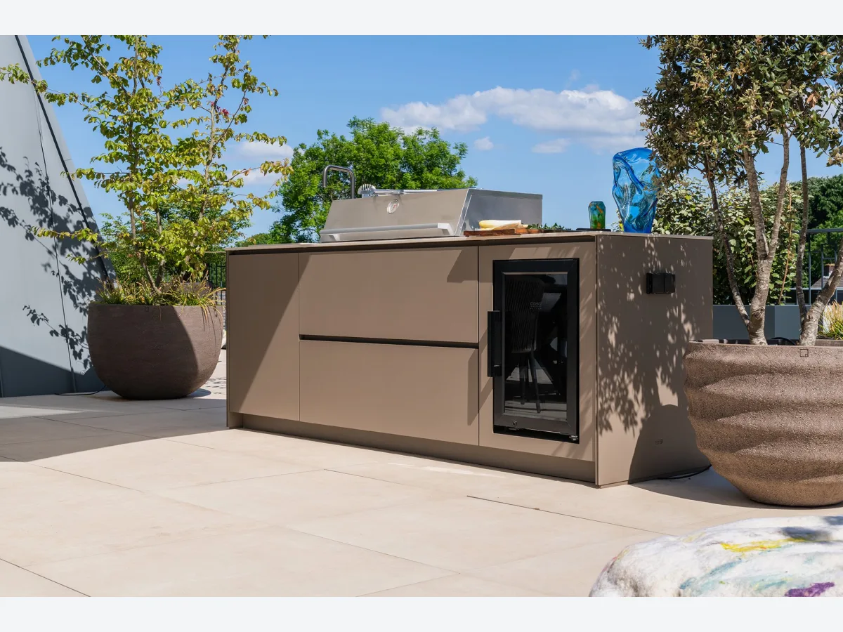 COOXS Concepts, Concepts buitenkeuken in bruingrijs met gasbarbecue en koelkast op een dakterras in Utrecht