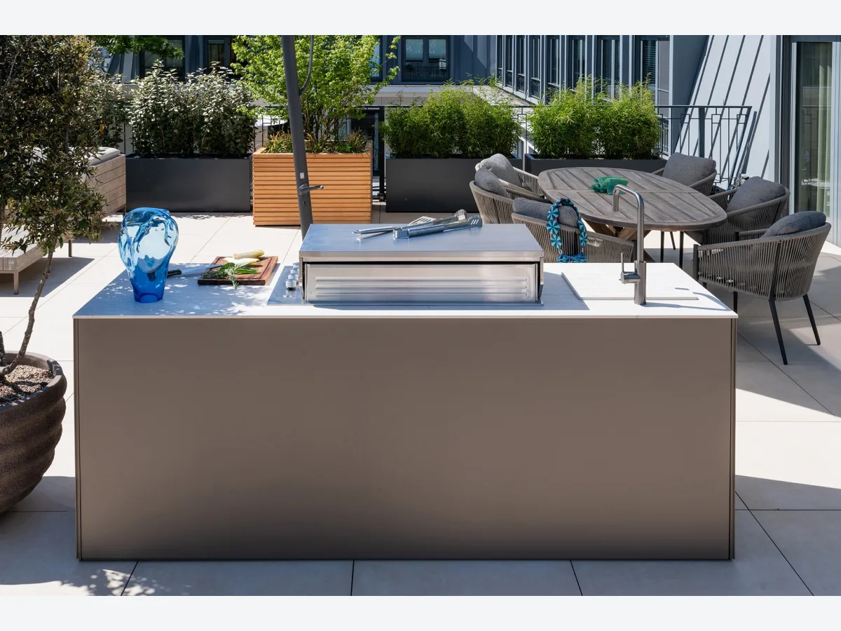 COOXS Concepts, Concepts buitenkeuken met gasbarbecue op een dakterras in Utrecht, met eettafel op de achtergrond