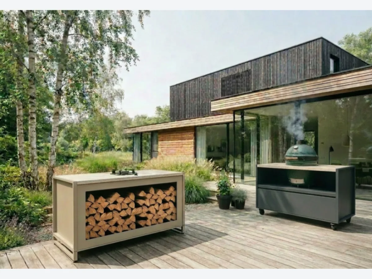 COOXS Core, Render van Core Open met houtopslag en Core Kamado op een houten vlonder bij een moderne woning (634 px breed, groter niet op de site)