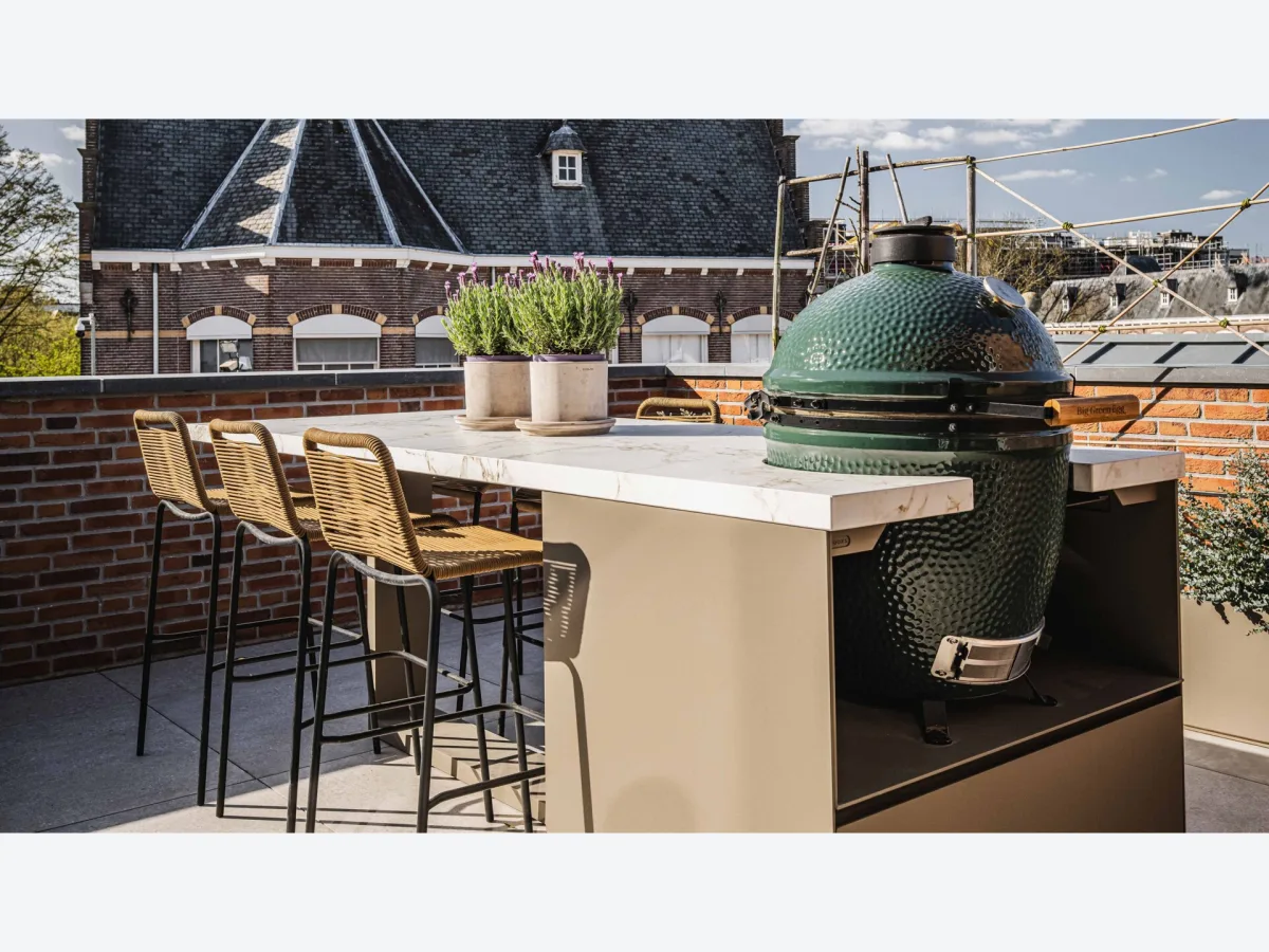 COOXS Create, Maatwerk buitenkeuken met bar, barkrukken en Big Green Egg op een dakterras in Den Bosch