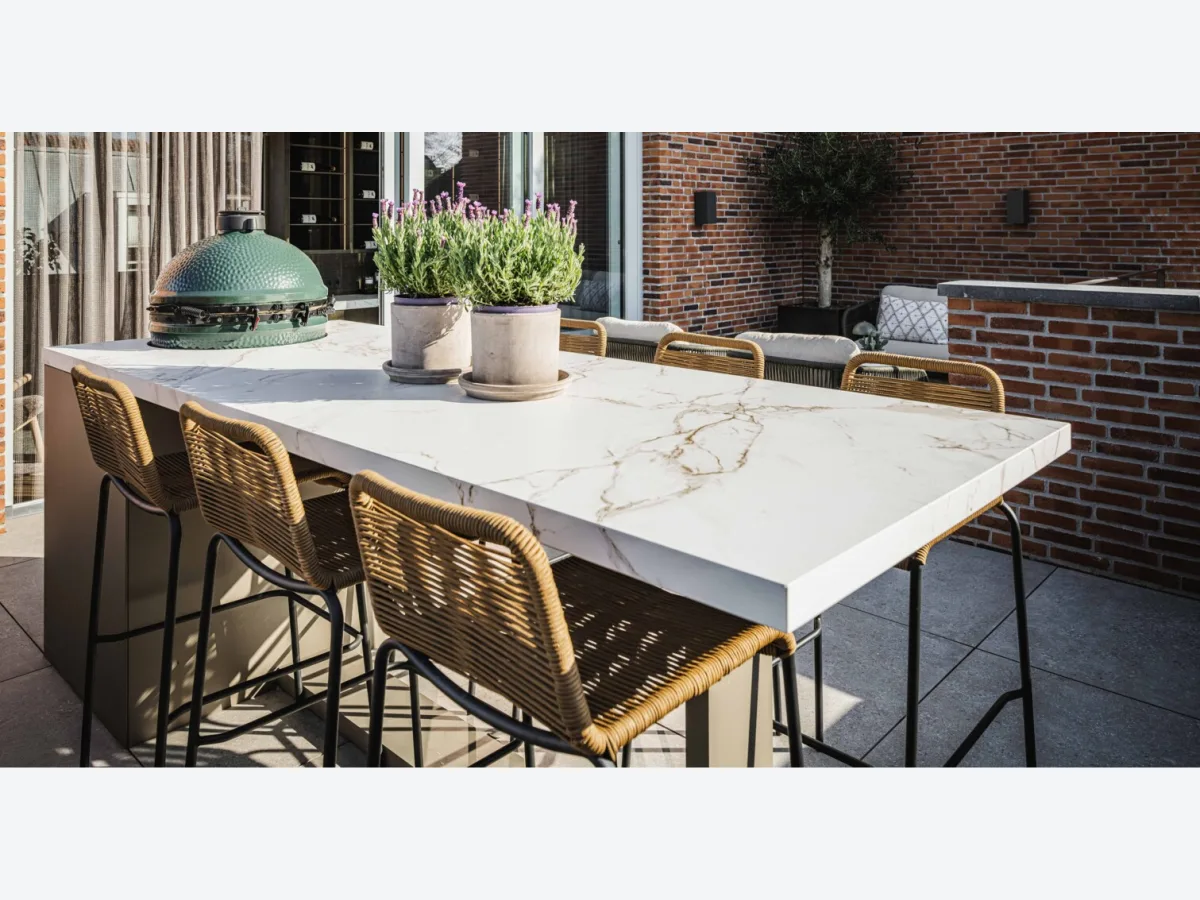 COOXS Create, Detail van de bar met marmerlook werkblad en Big Green Egg van de maatwerk buitenkeuken in Den Bosch (1511 px breed, groter niet op de site)