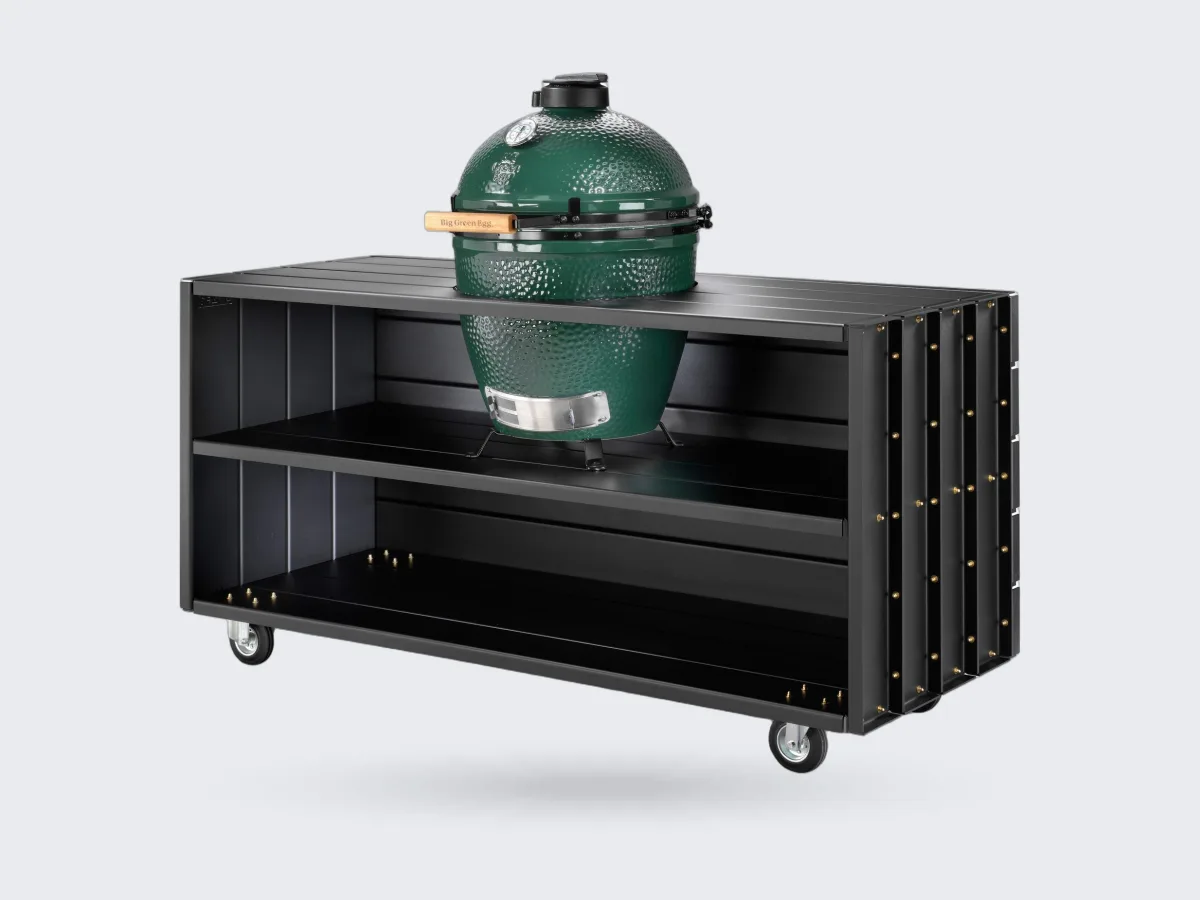 DWARS Kamado Table, Kamado Table Model L van zwart aluminium met Big Green Egg in het blad en twee open schappen, driekwart van linksvoor op witte achtergrond