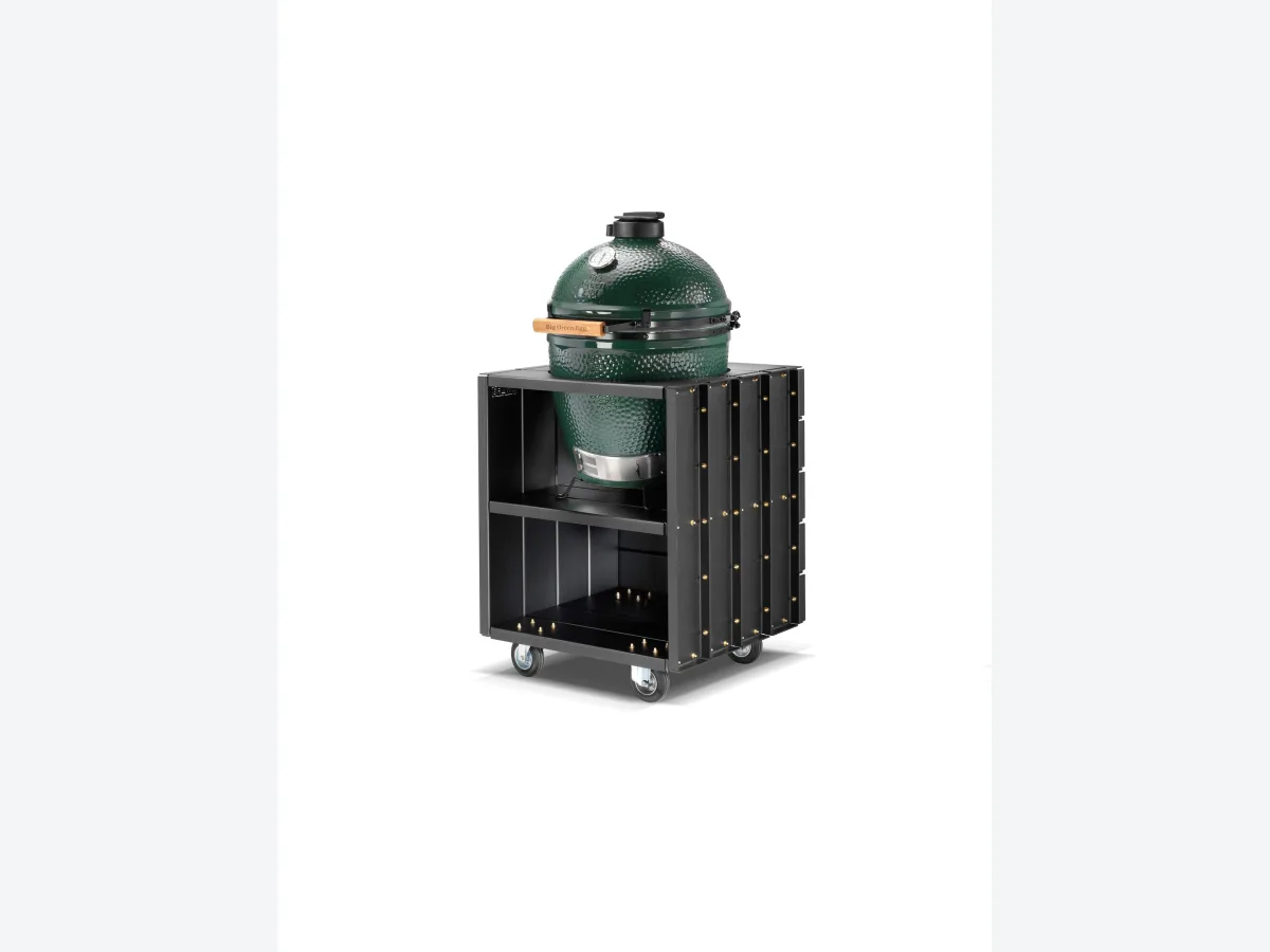 DWARS Kamado Table, Kamado Table Model S van zwart aluminium met Big Green Egg in het blad, driekwart van linksvoor op transparante achtergrond