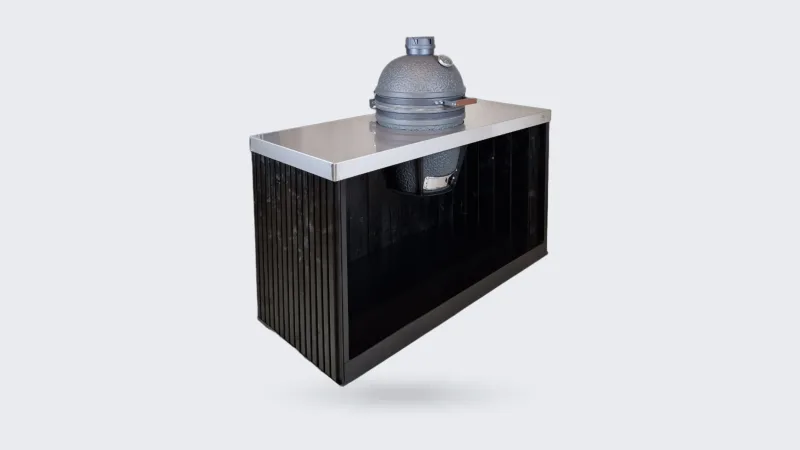 Grill Qube ESSENCE, Grill Qube ESSENCE kamadomodule met stalen frame, zwarte houten latten en rvs werkblad met kamado, driekwart van linksvoor, witte achtergrond