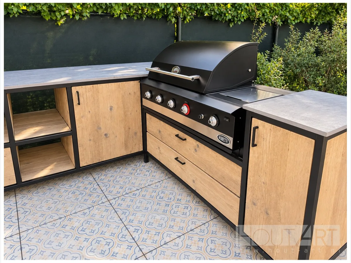 HoutArt L-vorm, Gasdeel van de buitenkeuken L-vorm met Boretti Ibrido Top, stalen frame en steigerhouten fronten, voor een groene haag