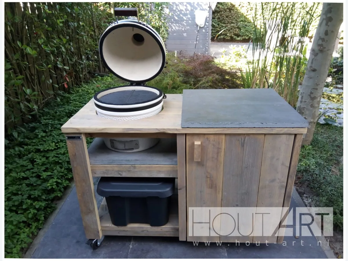 HoutArt Luxe, Buitenkeuken voor Kamado Compact van steigerhout met geopende kamado links en kast rechts, driekwart van linksvoor op een terras