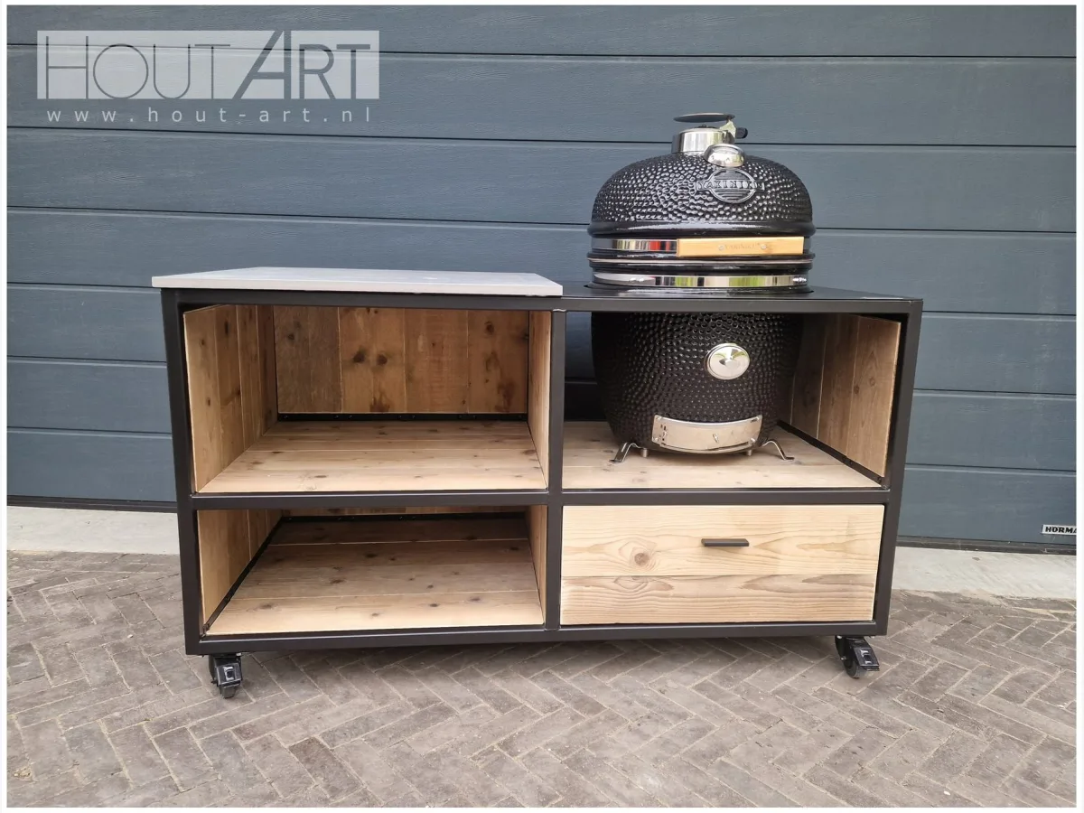 HoutArt Stalen frame, Buitenkeuken Enkel met zwart stalen frame, steigerhouten lade en open vakken, keramisch blad en kamado rechts, recht van voren voor een grijze wand