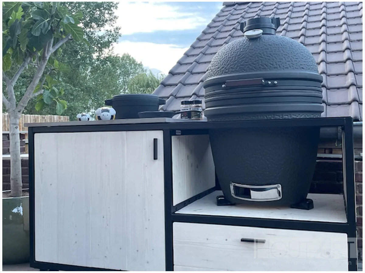 HoutArt Stalen frame, Buitenkeuken Enkel met stalen frame en whitewash steigerhout, kamado rechts, op een dakterras