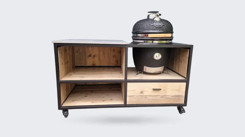 HoutArt Stalen frame, Buitenkeuken Enkel met zwart stalen frame, steigerhouten lade en open vakken, keramisch blad en kamado rechts, recht van voren voor een grijze wand