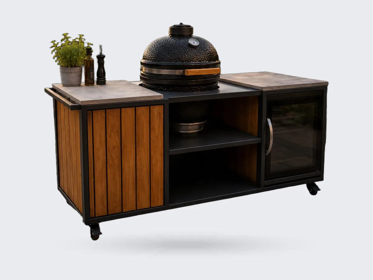 HoutArt Topline, Buitenkeuken Topline Dubbel Fridge met stalen frame, hardhouten latten, kamado en koelkast, driekwart van linksvoor bij een zwembad bij zonsondergang