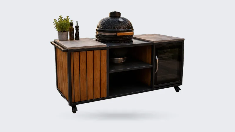 HoutArt Topline, Buitenkeuken Topline Dubbel Fridge met stalen frame, hardhouten latten, kamado en koelkast, driekwart van linksvoor bij een zwembad bij zonsondergang