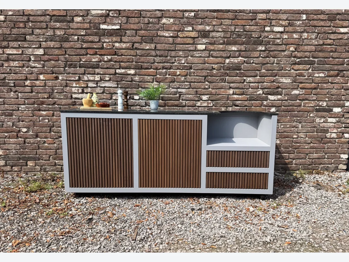 HoutenmeubelsXL Bandung, Buitenkeuken Bandung zonder kamado, met leeg kamadovak en lades, recht van voren voor een bakstenen muur