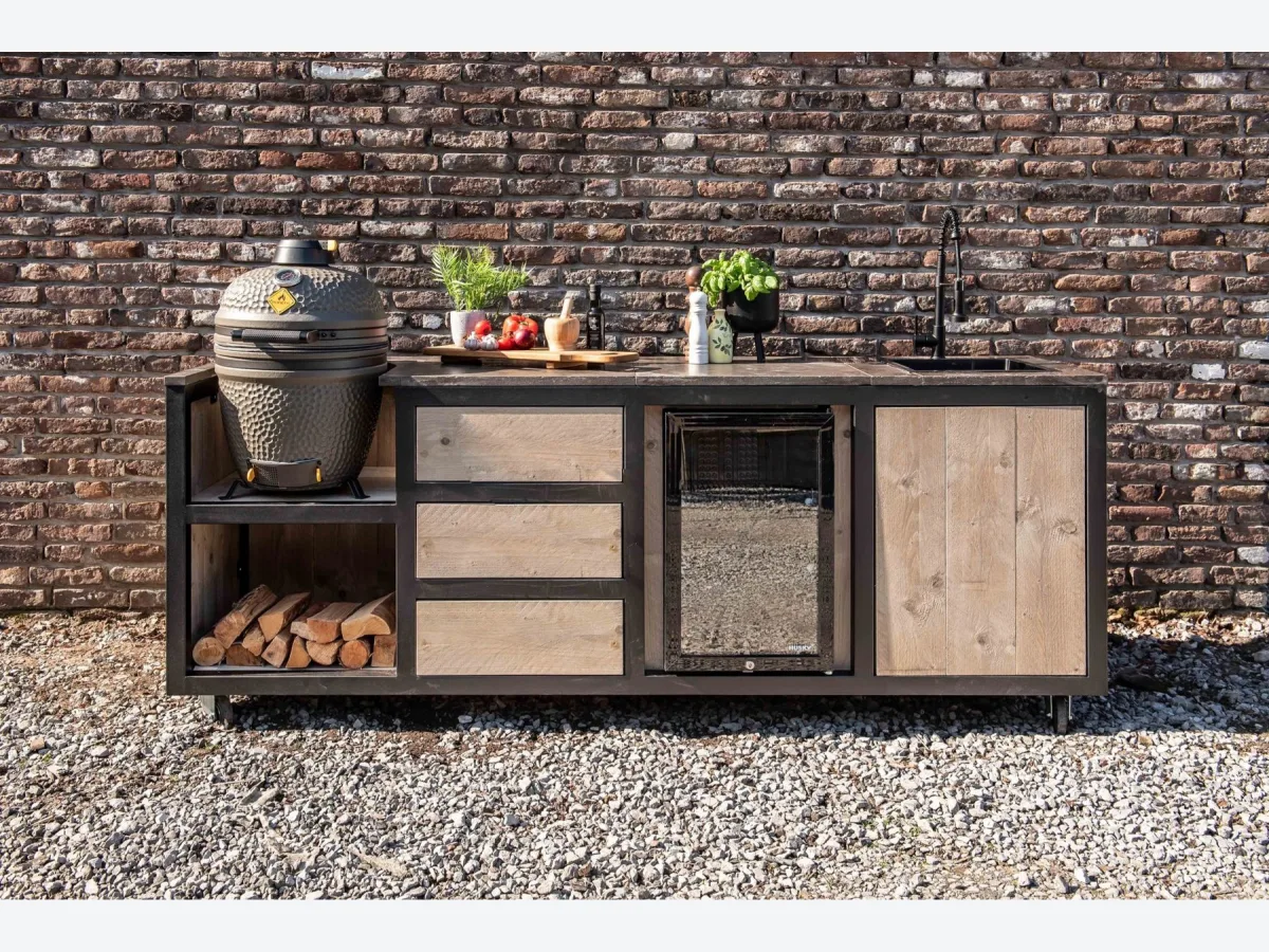 HoutenmeubelsXL Kanawa, Buitenkeuken Kanawa 240 cm met kamado, inbouwkoelkast, spoelbak en kraan, recht van voren voor een bakstenen muur