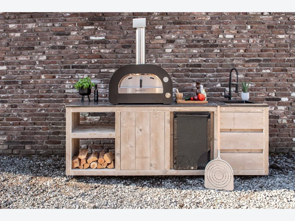 HoutenmeubelsXL Madura, Buitenkeuken Madura 240 cm met Ziipa pizzaoven, inbouwkoelkast, spoelbak en kraan, zonder kamado, recht van voren voor een bakstenen muur