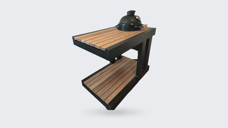 KamadoGo Aluminium kamado tafel, Aluminium kamado tafel Large met hardhouten blad, onderblad en zwarte kamado, driekwart van rechtsvoor op een lichtgrijze ondergrond