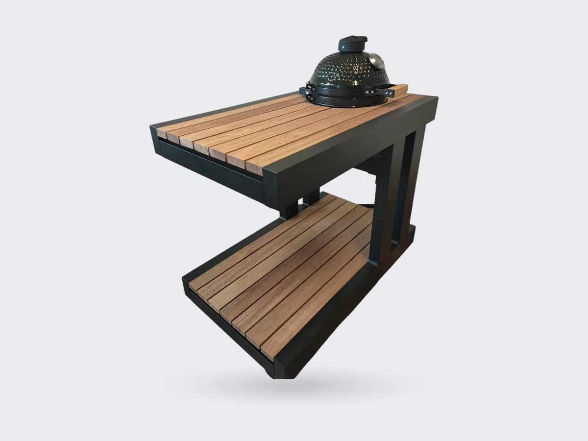KamadoGo Aluminium kamado tafel, Aluminium kamado tafel Large met hardhouten blad, onderblad en zwarte kamado, driekwart van rechtsvoor op een lichtgrijze ondergrond (productfoto van de maker, 1500 px)