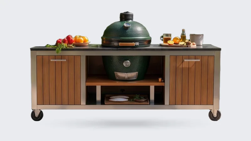 KamadoGo Verrijdbare buitenkeuken op maat, Render van een verrijdbare buitenkeuken met rvs frame, hardhouten fronten, Big Green Egg in het midden en open vakken, recht van voren op een terras