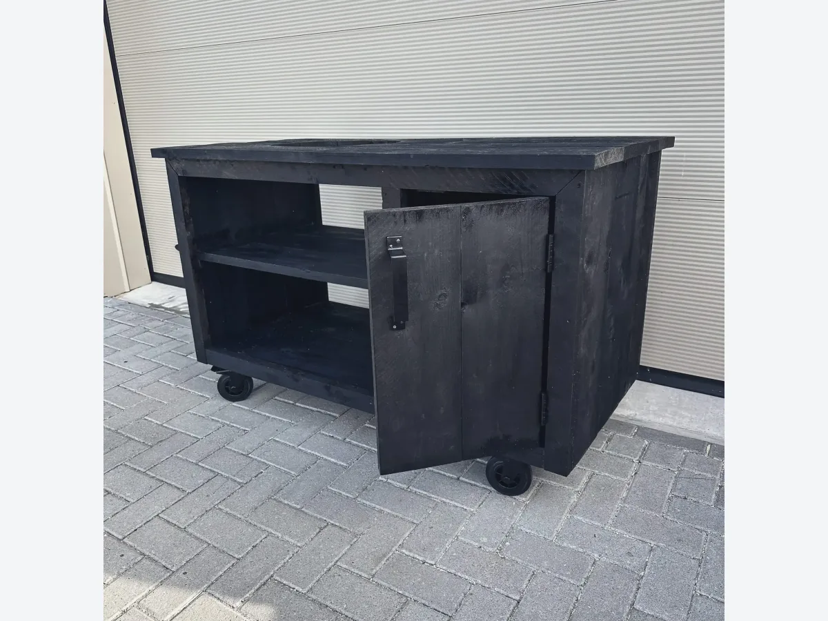 Maison DAM 2 delen, Buitenkeuken standaard 2 delen van zwart steigerhout met open kamadovak en kast, zonder kamado, driekwart van linksvoor voor een lichte wand