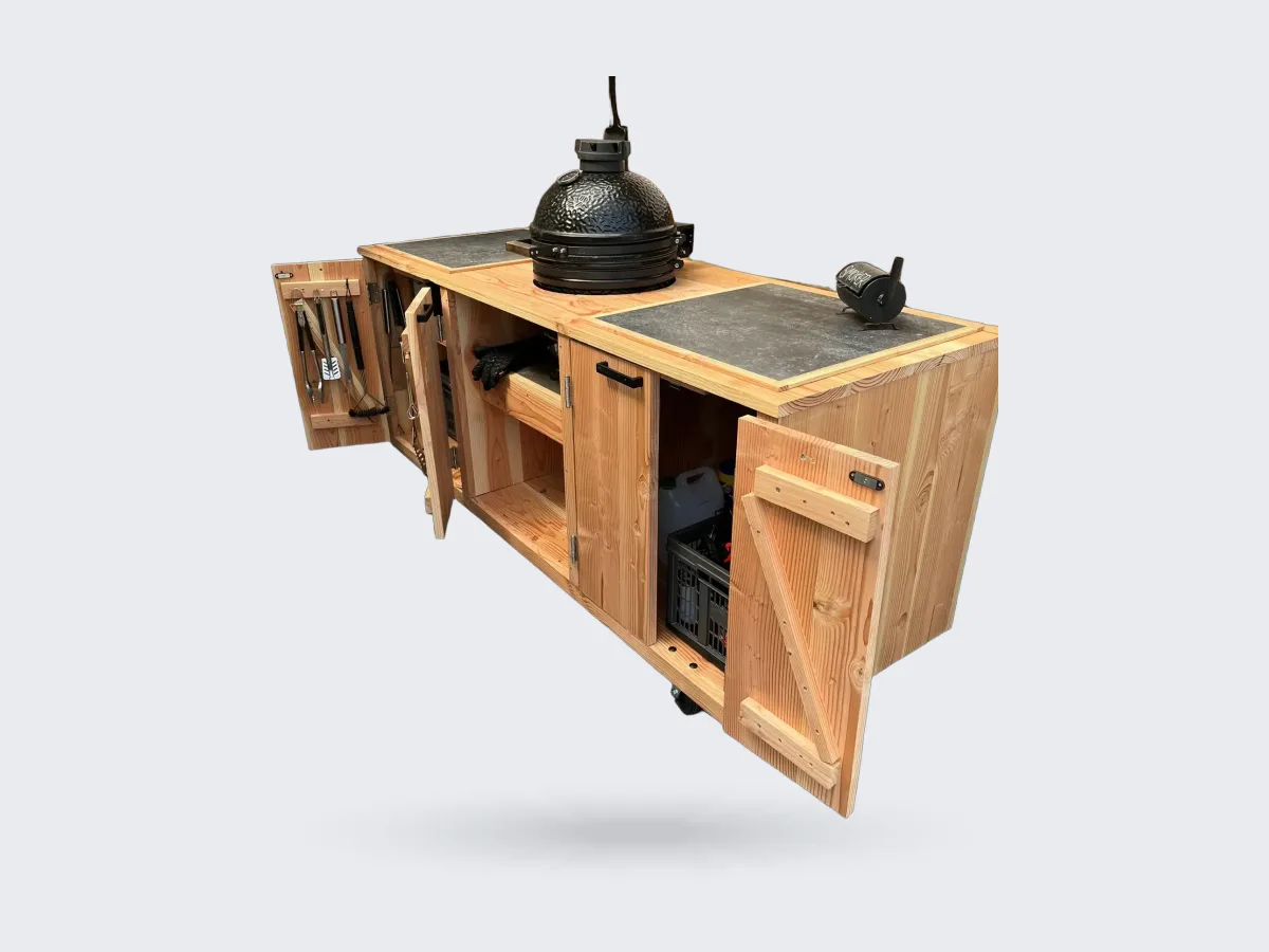 Maison DAM 3 delen, Buitenkeuken 3 delen van douglashout met keramische tegels en zwarte kamado, deuren open, onder een overkapping