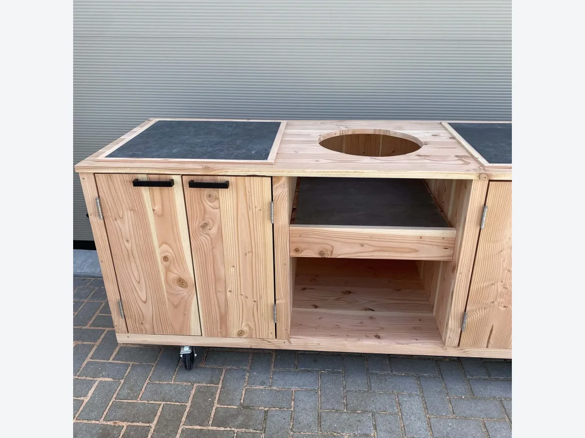 Maison DAM 3 delen, Buitenkeuken 3 delen van douglashout met keramische tegels en geopende deuren, zonder kamado, voor een grijze wand