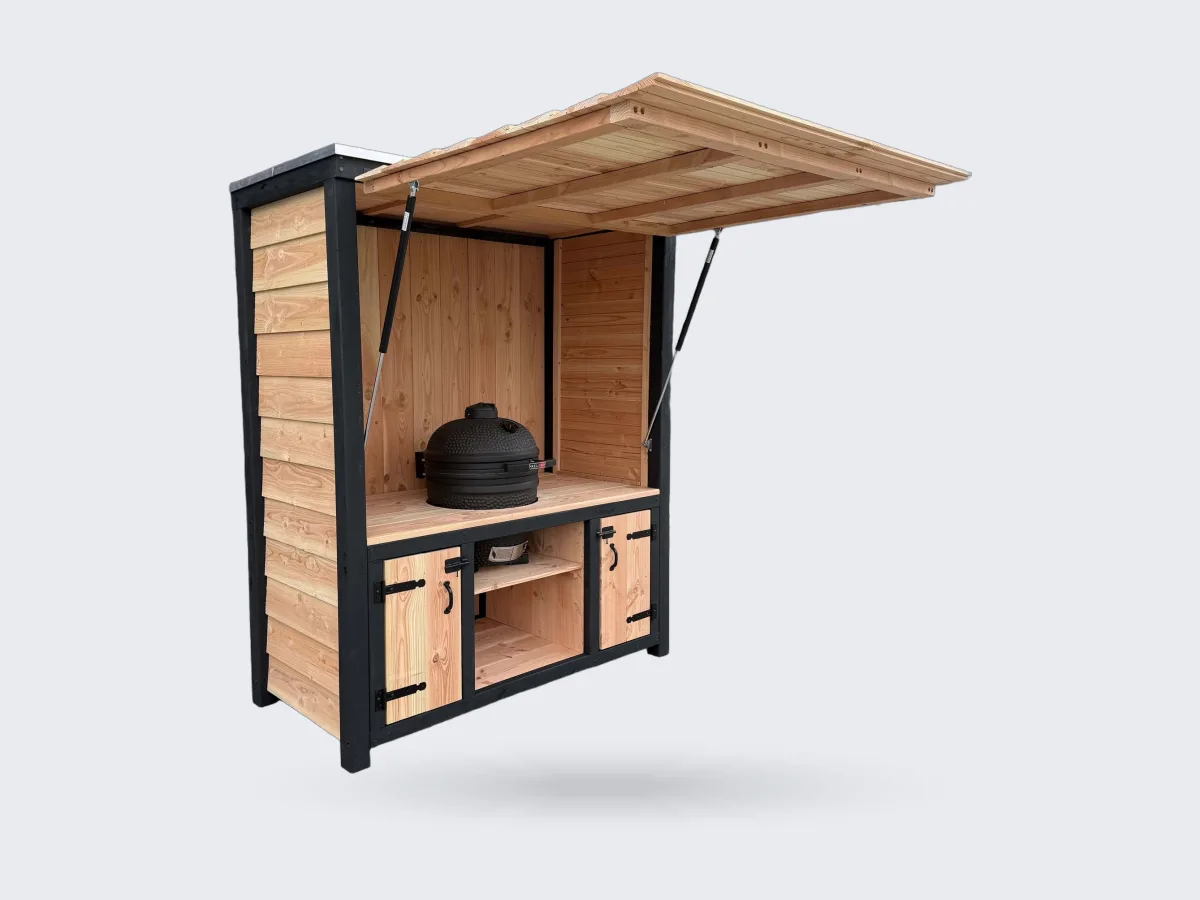 Maison DAM Douglas deluxe met klep, Douglas buitenkeuken deluxe met geopende klep, zwart frame en kamado, driekwart van linksvoor voor een donkere loods