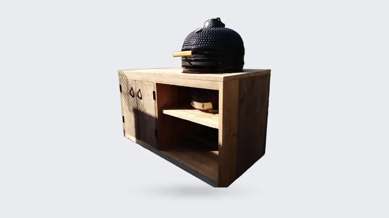 Maison DAM Op maat, Buitenkeuken op maat van steigerhout met zwarte kamado en open vak, driekwart van linksvoor voor een haag