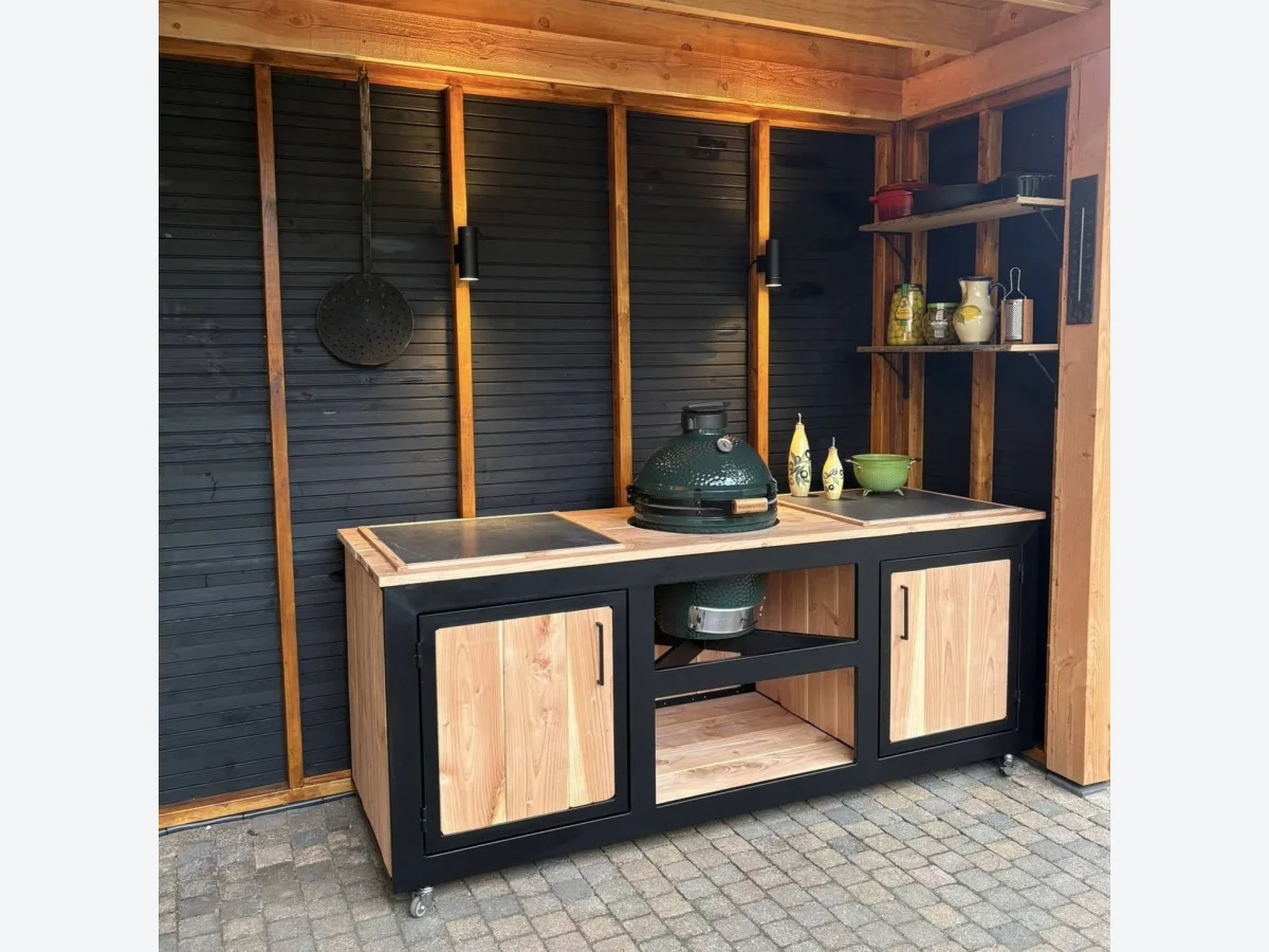 Maison DAM Stalen frame Douglashout, Buitenkeuken stalen frame met douglashout, keramische tegels en groene kamado in een overdekt tuinhuis