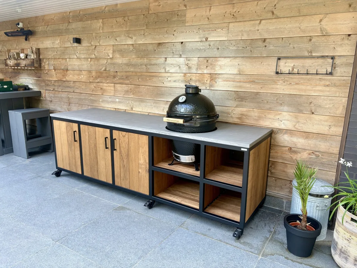 MB Industrial Living Maatwerk buitenkeuken, Maatwerk buitenkeuken op wielen met kamado rechts en open vakken, voor een wand van houten planken