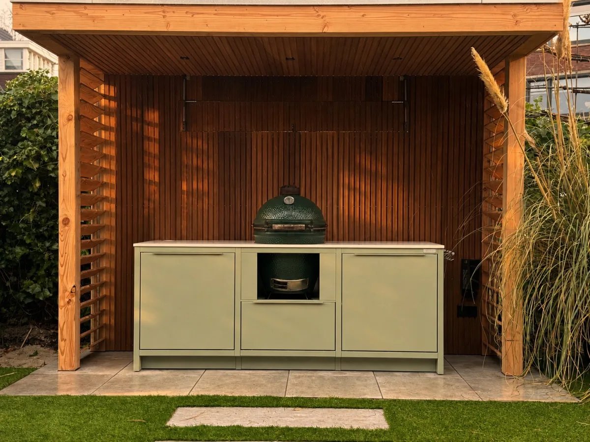 Rêveluxe Collection, Vooraanzicht van de Collection Cuisine Carré in olijfgroen met Big Green Egg onder de overkapping in Schiedam (1448 px breed, groter niet op de site)
