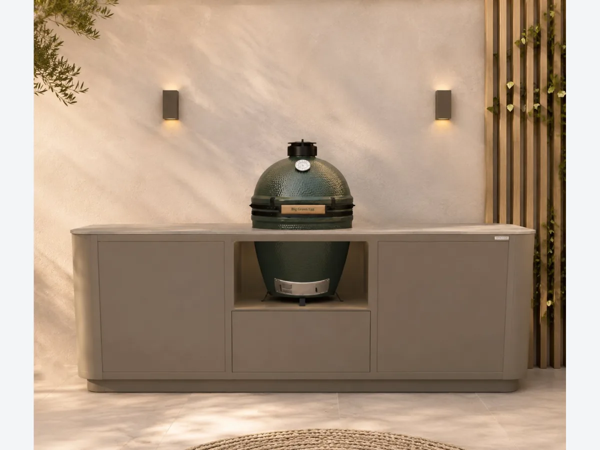 Rêveluxe Collection, Render van een Collection Cuisine in taupe met Big Green Egg tegen een lichte stucwand met wandlampen (1364 px breed, groter niet op de site)