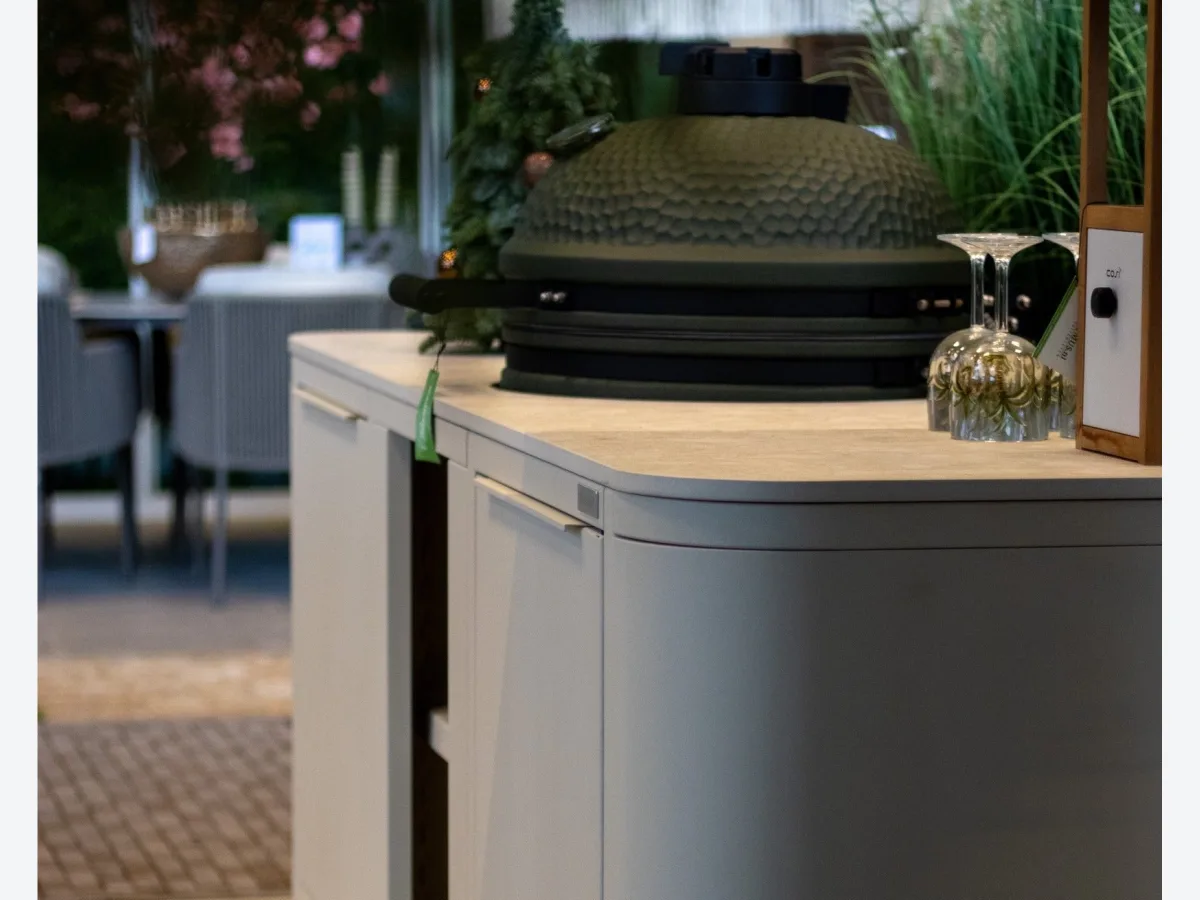 Rêveluxe Collection, Close-up van een Collection Cuisine Oval in lichtgrijs met Big Green Egg en Dekton werkblad