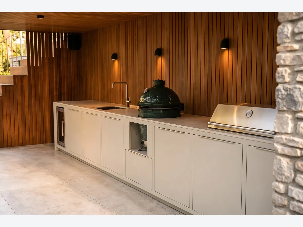 Rêveluxe Création, Création Cuisine Carré in beige met Big Green Egg, gasbarbecue en pizzaoven onder een houten overkapping, project Hilversum