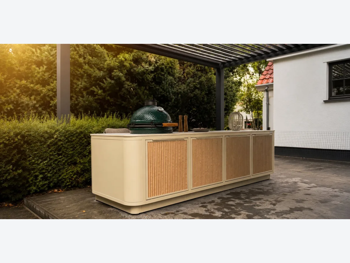 Rêveluxe Création, Création Prestige Oval in beige met rotan fronten en Big Green Egg onder een moderne pergola, project Poortugaal
