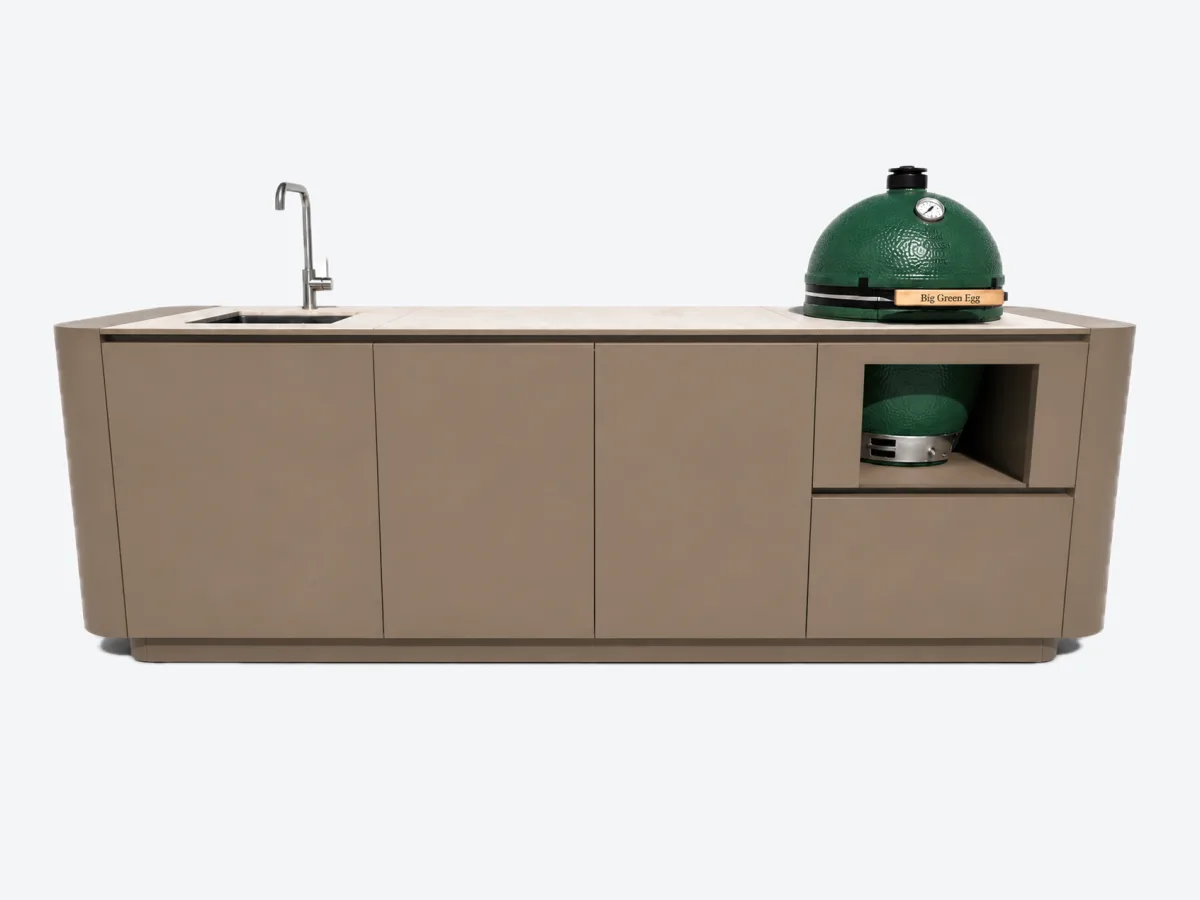 Rêveluxe Origine, Studiorender van de Origine L+ Oval in taupe met Big Green Egg, spoelbak en kraan, licht driekwart van linksvoor, transparante achtergrond