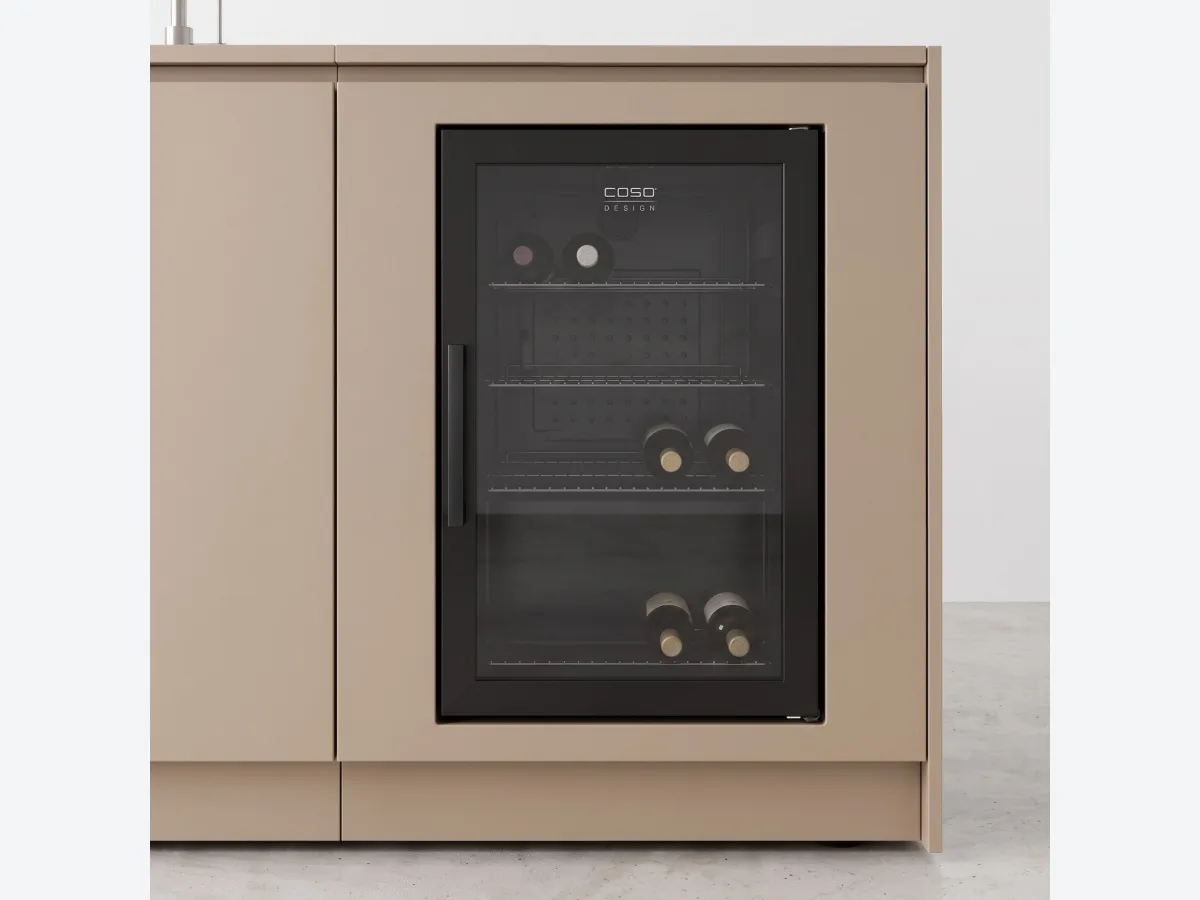 Rêveluxe Origine, Detail van een Origine buitenkeuken in beige met geïntegreerde Caso koelkast en Dekton werkblad