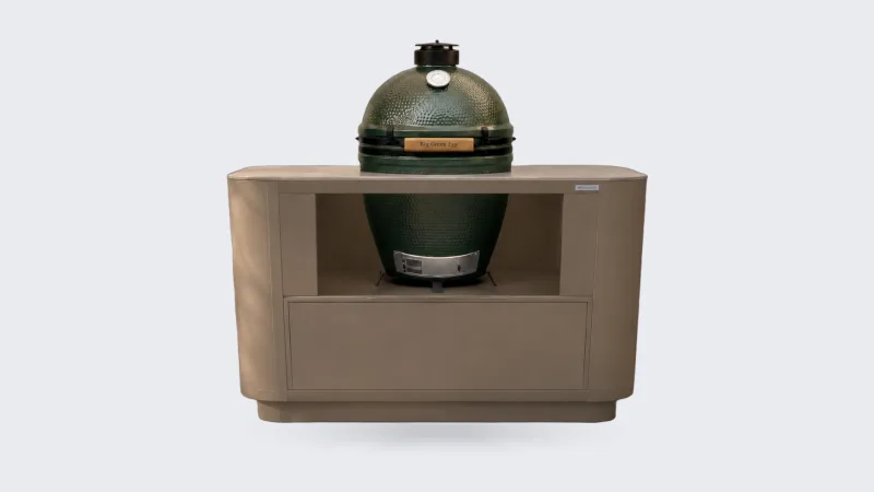 Rêveluxe Origine, Render van een Origine buitenkeuken in taupe met Big Green Egg tegen een lichte stucwand met wandlampen