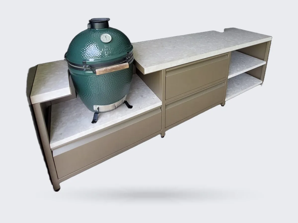 Robuust Maatwerk Vaste buitenkeuken, Vaste buitenkeuken van bronskleurig gecoat staal met keramisch blad en Big Green Egg Large links, driekwart van linksvoor in een overdekte buitenruimte
