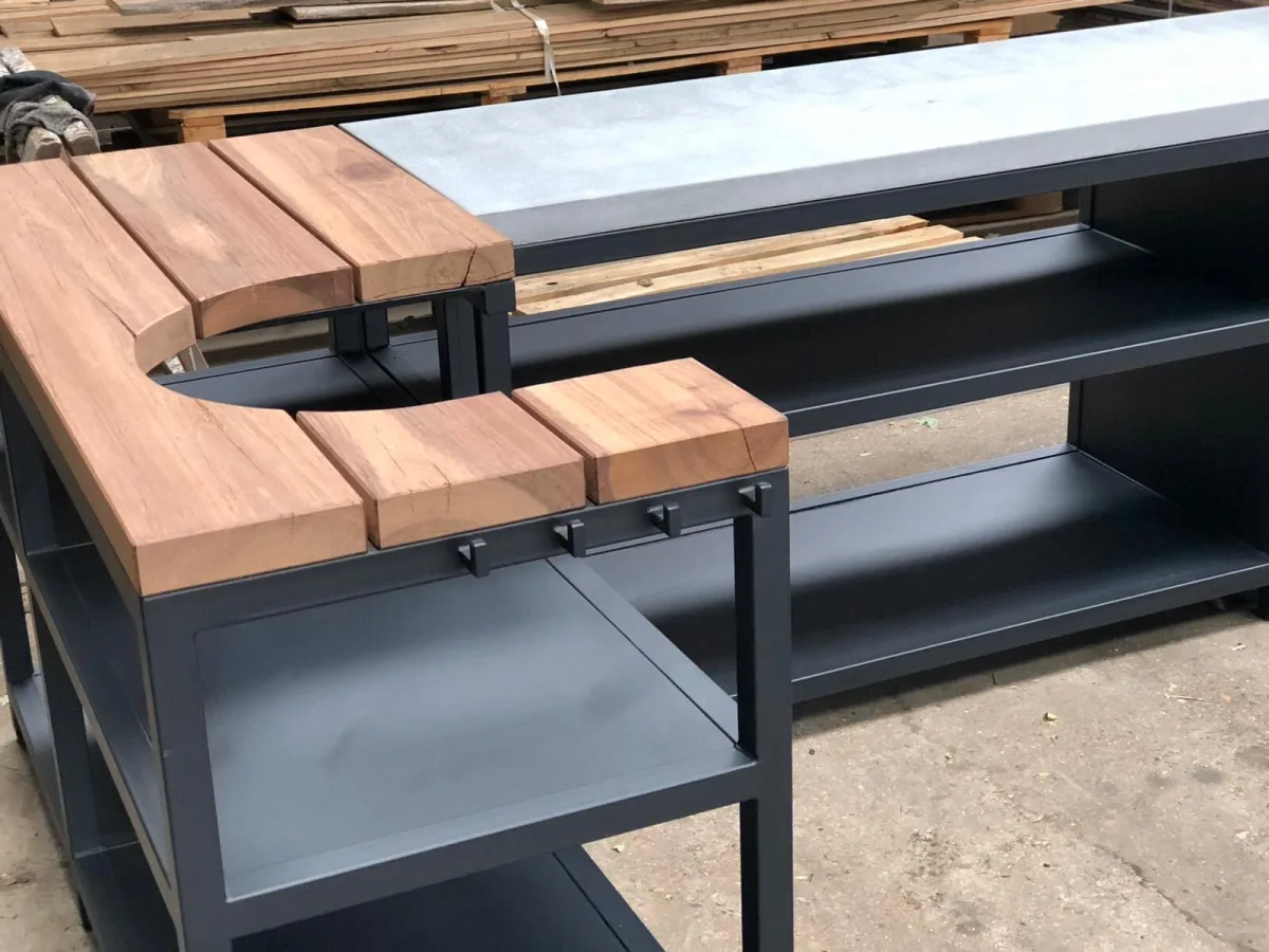 Robuust Maatwerk Vaste buitenkeuken, Buitenkeukenset van zwart staal met basralocus blad, betonnen blad en uitsparing voor een kamado, zonder kamado, in de werkplaats