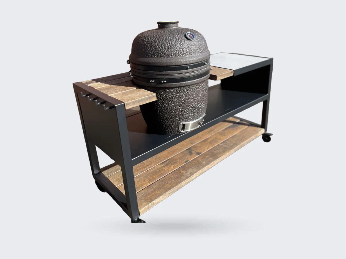 Robuust Maatwerk Verrijdbare buitenkeuken, Verrijdbare buitenkeuken van zwart staal met azobe blad, betonnen blad en kamado in de uitsparing, driekwart van linksvoor met de haakjes aan de zijkant