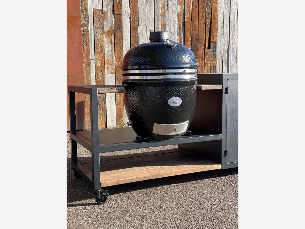 Robuust Maatwerk Verrijdbare buitenkeuken, Verrijdbare stalen buitenkeuken met kamado op het plateau en azobe legger, dichterbij gezien voor een cortenstalen wand
