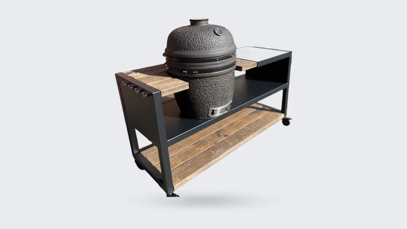 Robuust Maatwerk Verrijdbare buitenkeuken, Verrijdbare buitenkeuken van zwart staal met azobe blad, betonnen blad en kamado in de uitsparing, driekwart van linksvoor met de haakjes aan de zijkant