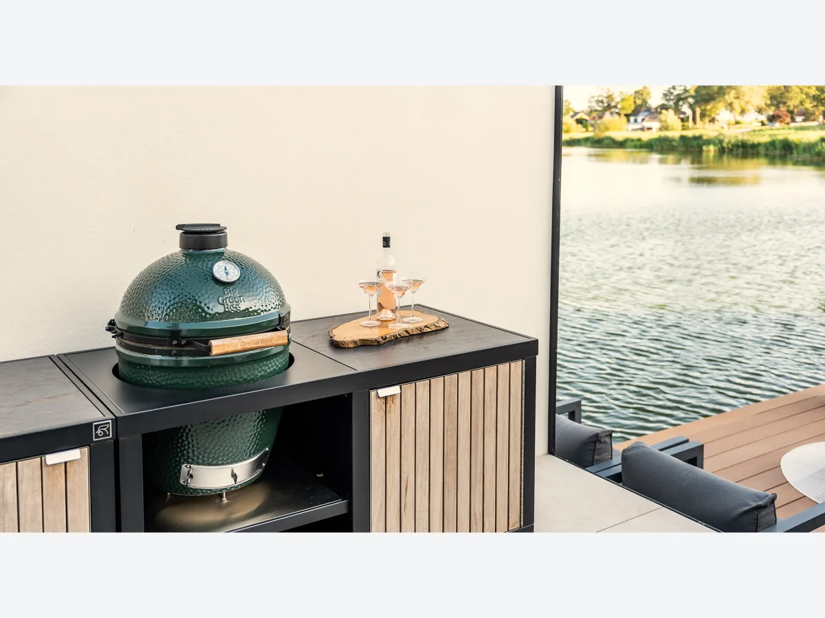 Roostr Rubix, Rubix met Big Green Egg en houten front aan het water