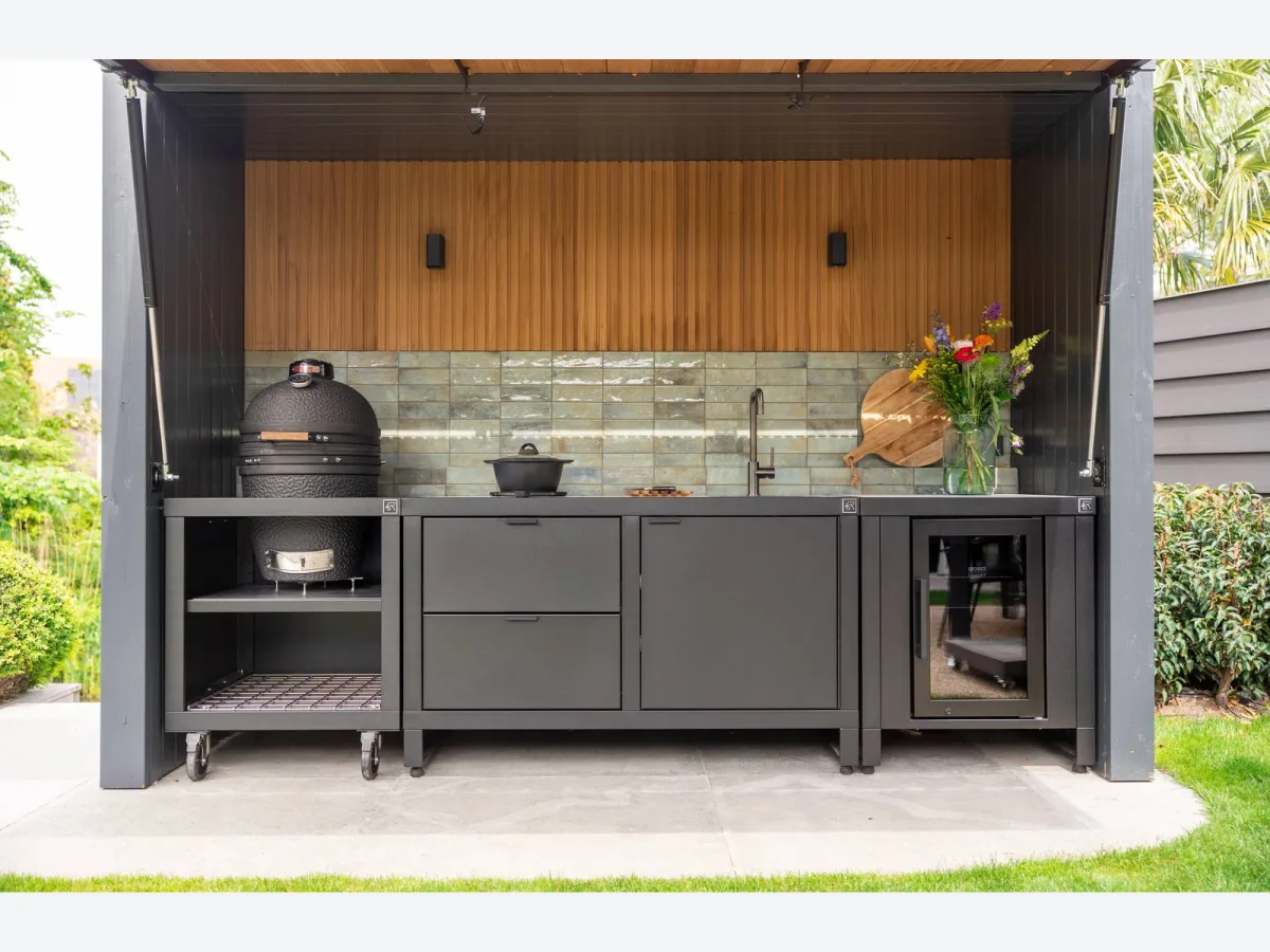 Roostr Rubix, Rubix op wielen met kamado en koelkast onder een open overkapping