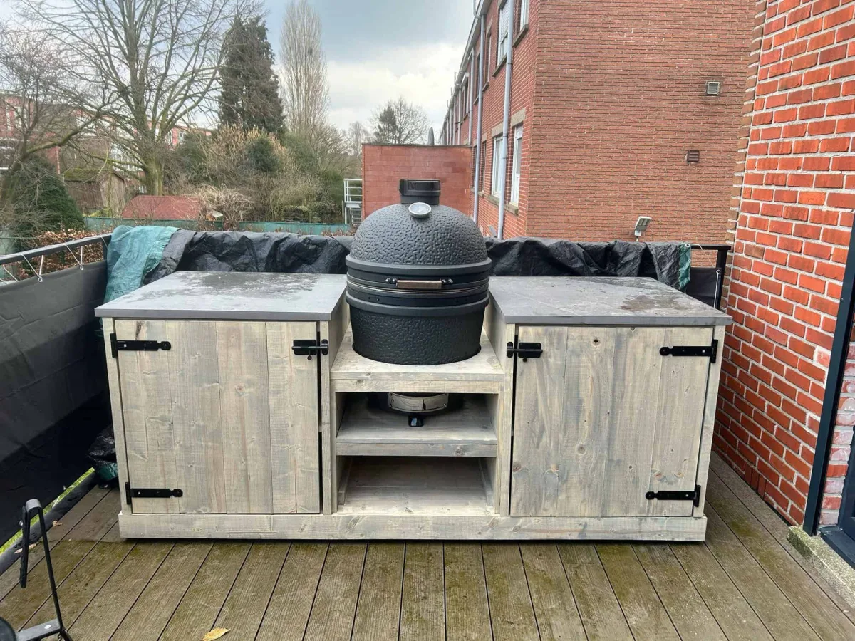 Stilt Bouwpakket Kamado, Bouwpakket Kamado Model door een klant gebouwd, met stenen bladen en kamado, op een dakterras
