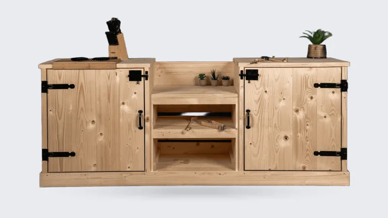Stilt Bouwpakket Kamado, Bouwpakket Kamado Model van vuren steigerhout met twee kasten en open middendeel voor de kamado, zonder kamado, recht van voren in de studio voor een zwarte houten wand