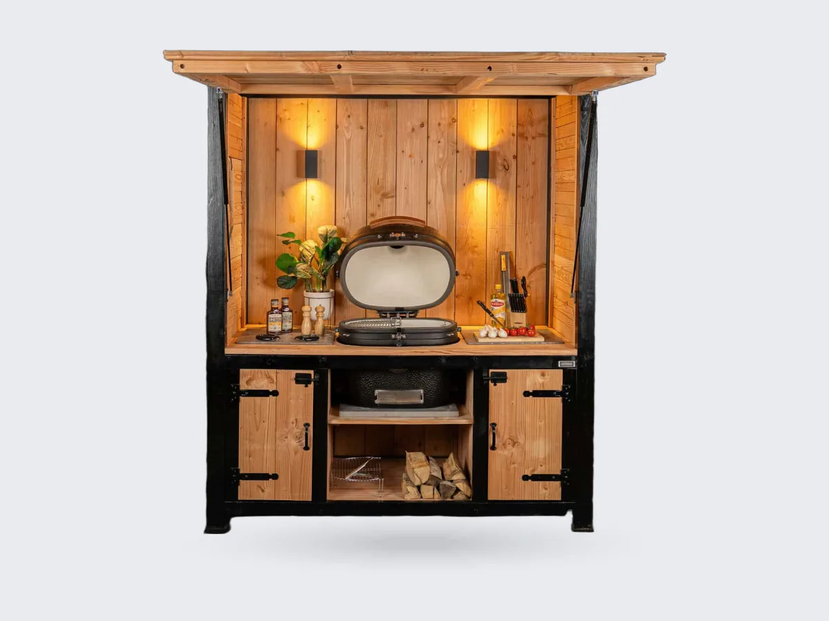 Stilt Close, Buitenkeuken Close van douglas met geopende klep, verlichting en Odin kamado, recht van voren in de studio voor een zwarte wand